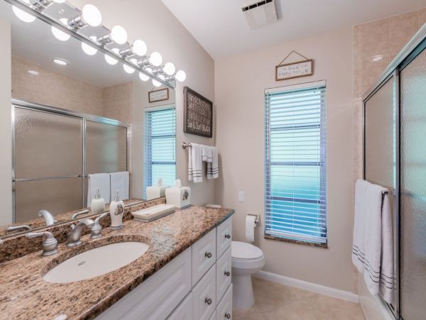 Tropical Island Escape: Spacious 5-Bedroom, 4-Bethroom Home with Pool and Canal Views