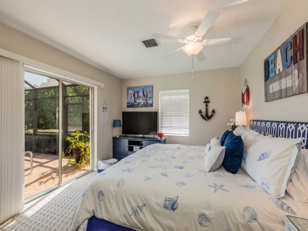 Tropical Island Escape: Spacious 5-Bedroom, 4-Bethroom Home with Pool and Canal Views