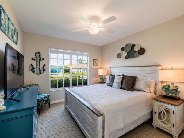 Tropical Island Escape: Spacious 5-Bedroom, 4-Bethroom Home with Pool and Canal Views