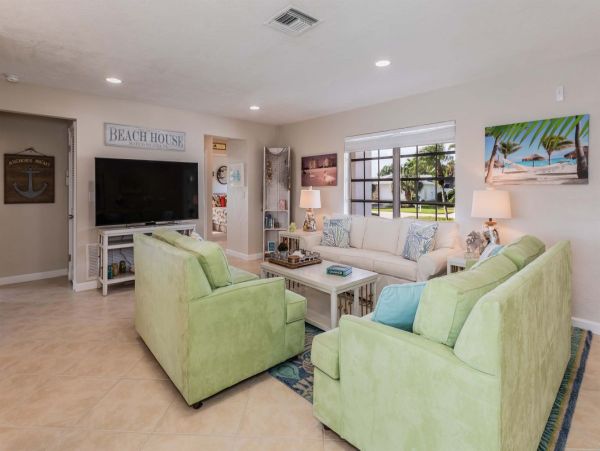 Tropical Island Escape: Spacious 5-Bedroom, 4-Bethroom Home with Pool and Canal Views