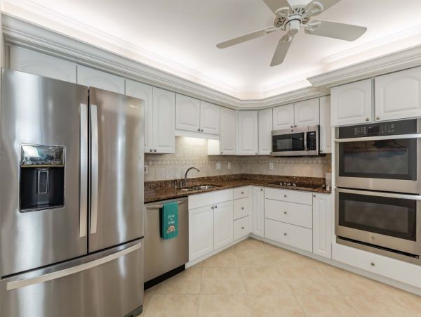 Tropical Island Escape: Spacious 5-Bedroom, 4-Bethroom Home with Pool and Canal Views