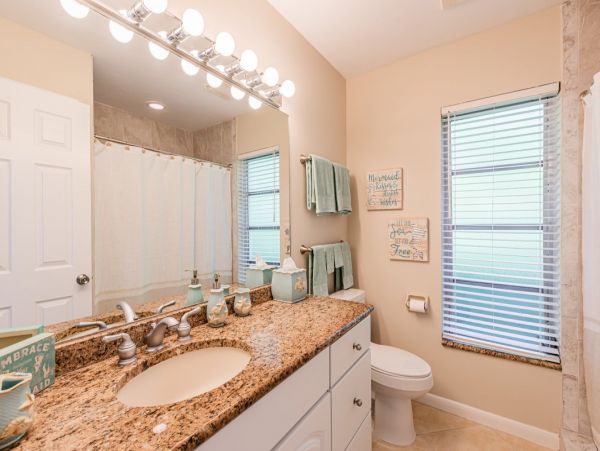 Tropical Island Escape: Spacious 5-Bedroom, 4-Bethroom Home with Pool and Canal Views