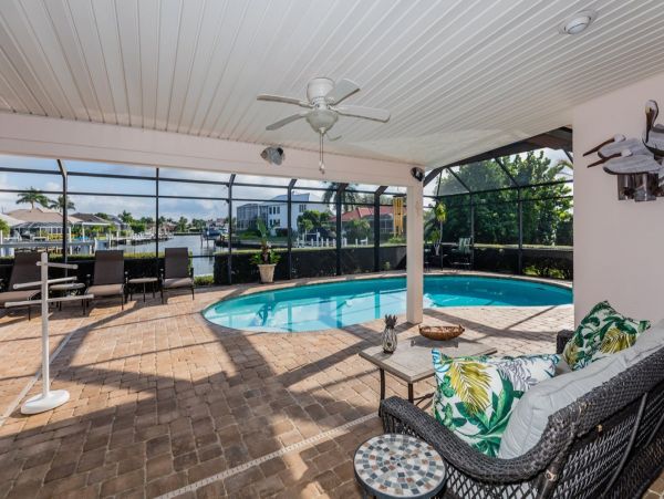 Tropical Island Escape: Spacious 5-Bedroom, 4-Bethroom Home with Pool and Canal Views
