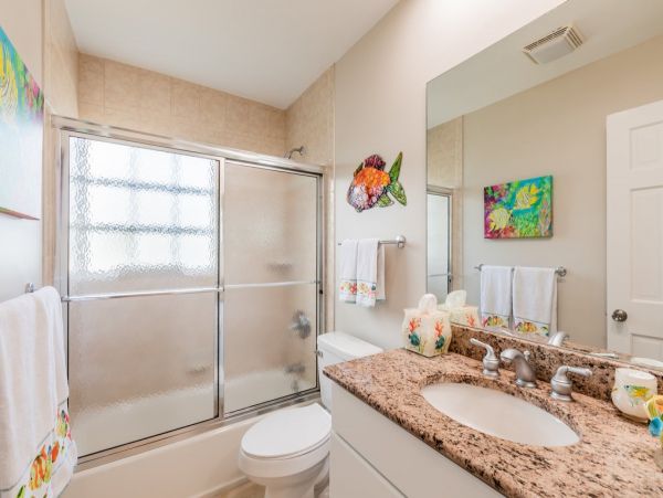 Tropical Island Escape: Spacious 5-Bedroom, 4-Bethroom Home with Pool and Canal Views