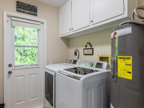 Tropical Island Escape: Spacious 5-Bedroom, 4-Bethroom Home with Pool and Canal Views