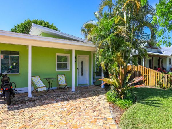 Charming Three Bedroom Vacation Home in Naples Walk To Beach