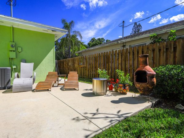 Charming Three Bedroom Vacation Home in Naples Walk To Beach