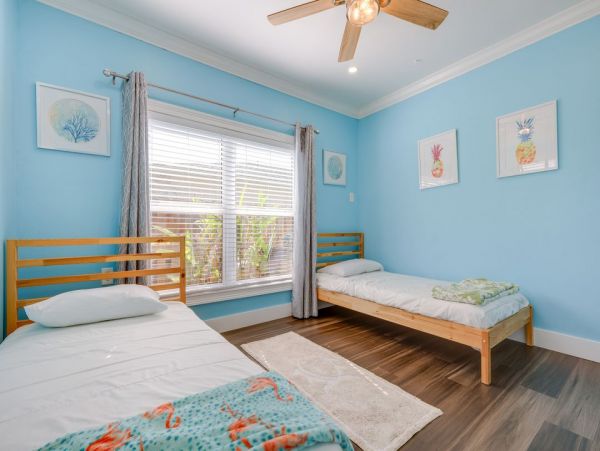 Charming Three Bedroom Vacation Home in Naples Walk To Beach