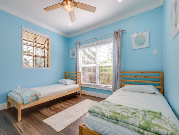 Charming Three Bedroom Vacation Home in Naples Walk To Beach