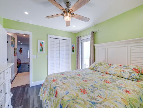 Charming Three Bedroom Vacation Home in Naples Walk To Beach