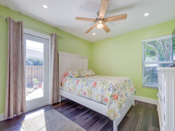Charming Three Bedroom Vacation Home in Naples Walk To Beach