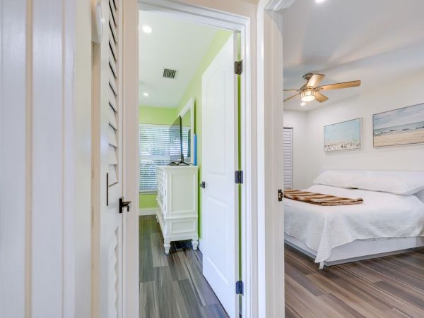 Charming Three Bedroom Vacation Home in Naples Walk To Beach