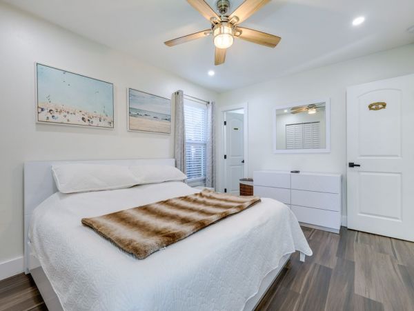 Charming Three Bedroom Vacation Home in Naples Walk To Beach
