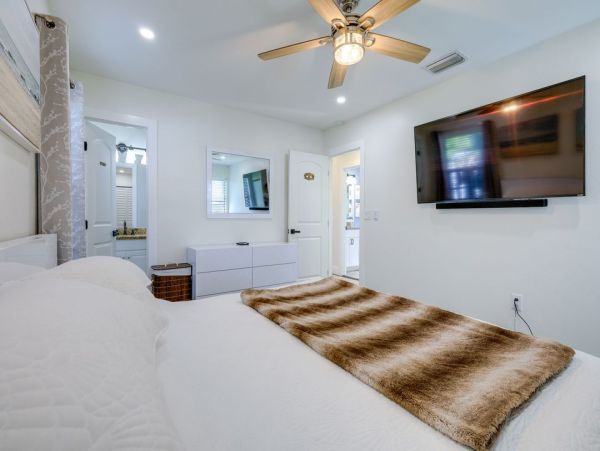 Charming Three Bedroom Vacation Home in Naples Walk To Beach