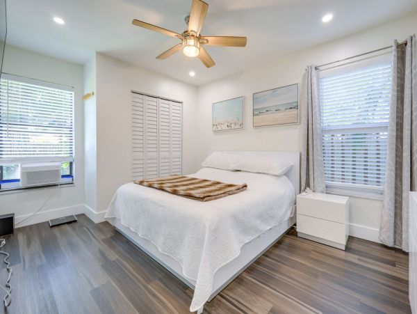 Charming Three Bedroom Vacation Home in Naples Walk To Beach