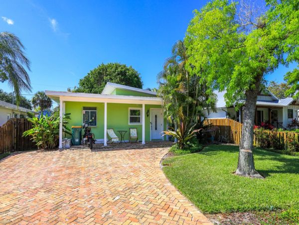 Charming Three Bedroom Vacation Home in Naples Walk To Beach