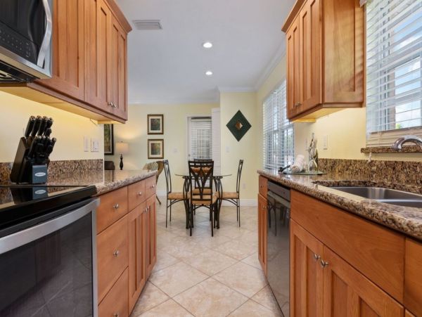 Charming Tropical Paradise in Siesta Key One Bedroom
