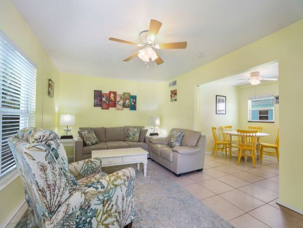 Siesta Key Condo 2 Bedrooms With Pool and Close to Beach