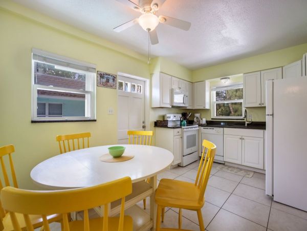 Siesta Key Condo 2 Bedrooms With Pool and Close to Beach