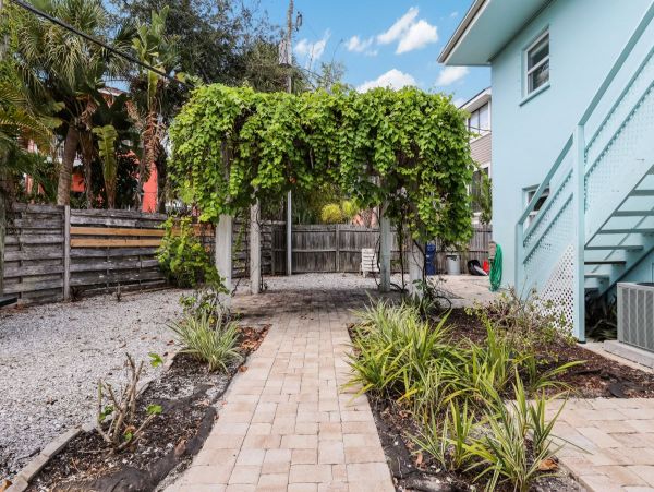 Siesta Key Condo 2 Bedrooms With Pool and Close to Beach