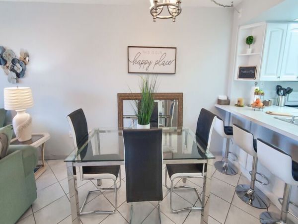 Lovely 2 Bedroom Vacation Condo in Siesta Key Walk To Beach
