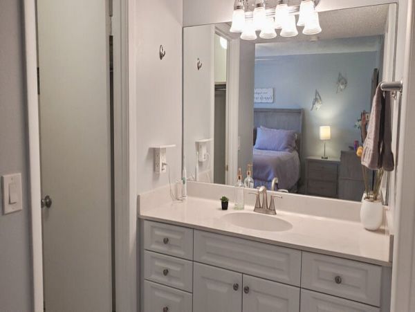 Lovely 2 Bedroom Vacation Condo in Siesta Key Walk To Beach
