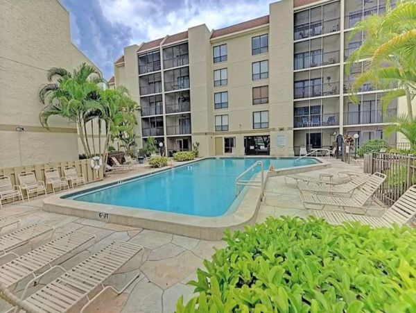 Lovely 2 Bedroom Vacation Condo in Siesta Key Walk To Beach