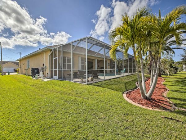 Cape Coral Luxury Four Bedroom Vacation Home with Caged Pool