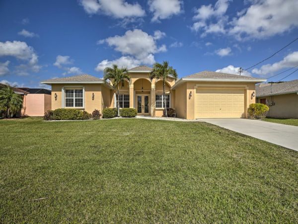 Cape Coral Luxury Four Bedroom Vacation Home with Caged Pool