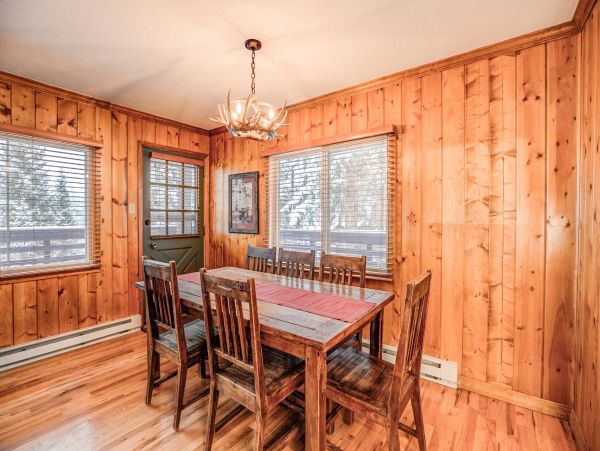 3 Bedroom + Den Chalet with Private Hot Tub in Breckenridge