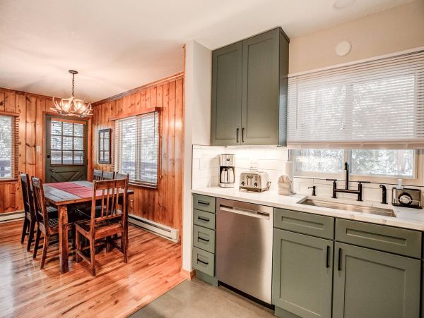 3 Bedroom + Den Chalet with Private Hot Tub in Breckenridge