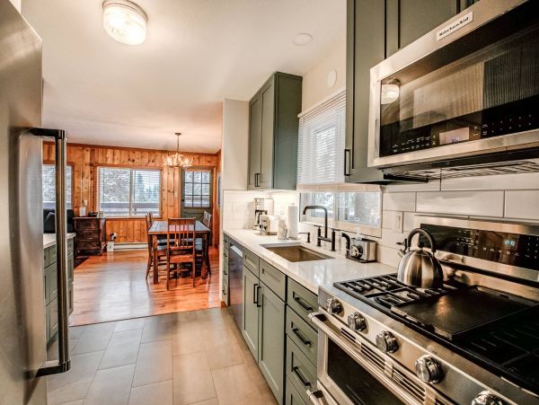 3 Bedroom + Den Chalet with Private Hot Tub in Breckenridge