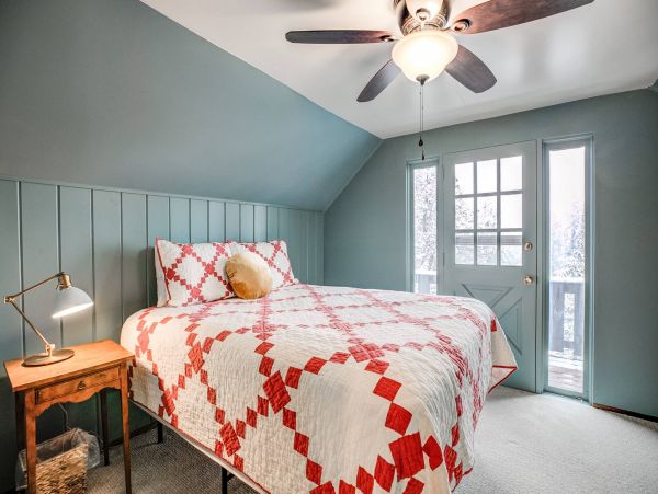 3 Bedroom + Den Chalet with Private Hot Tub in Breckenridge