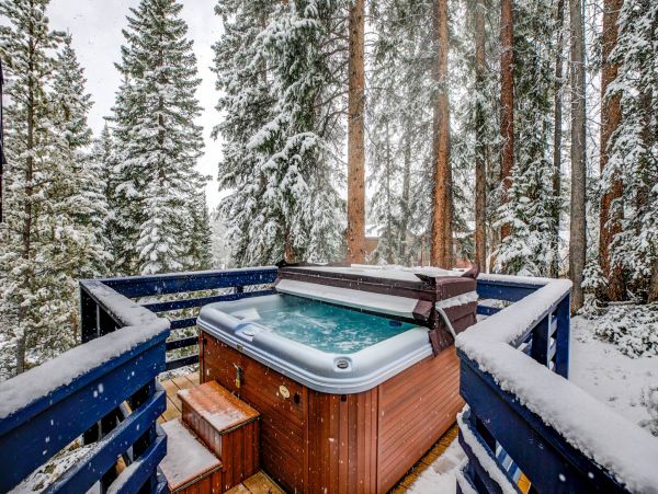 3 Bedroom + Den Chalet with Private Hot Tub in Breckenridge