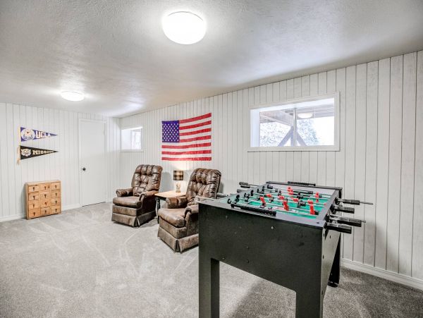 3 Bedroom + Den Chalet with Private Hot Tub in Breckenridge
