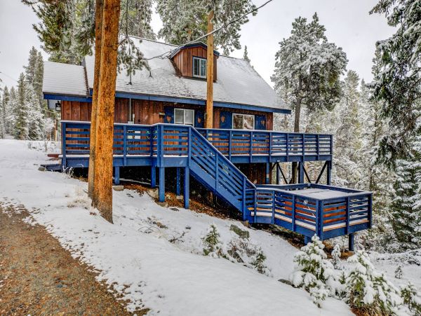 3 Bedroom + Den Chalet with Private Hot Tub in Breckenridge