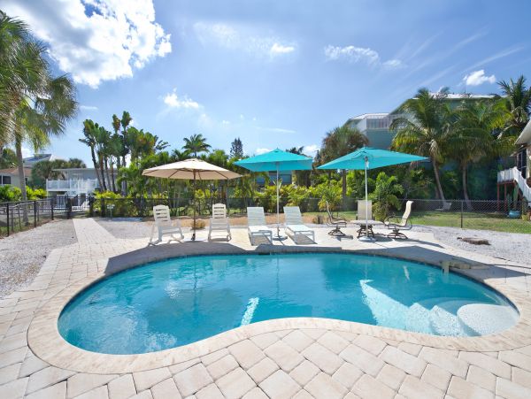 Fort Myers Vacation Home Eight Guests - Walk to Beach