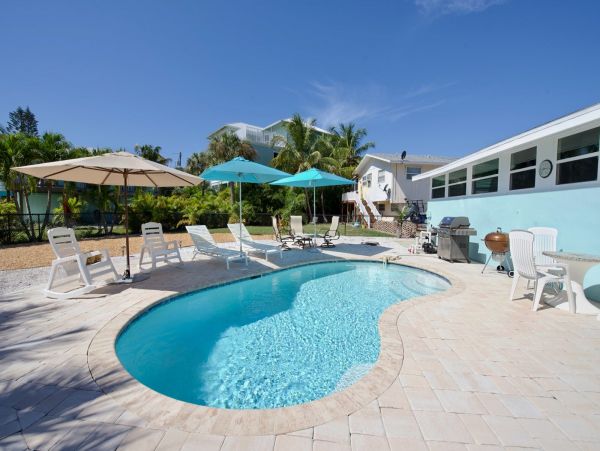 Fort Myers Vacation Home Eight Guests - Walk to Beach