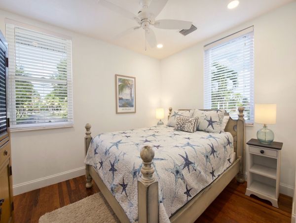Fort Myers Vacation Home Eight Guests - Walk to Beach