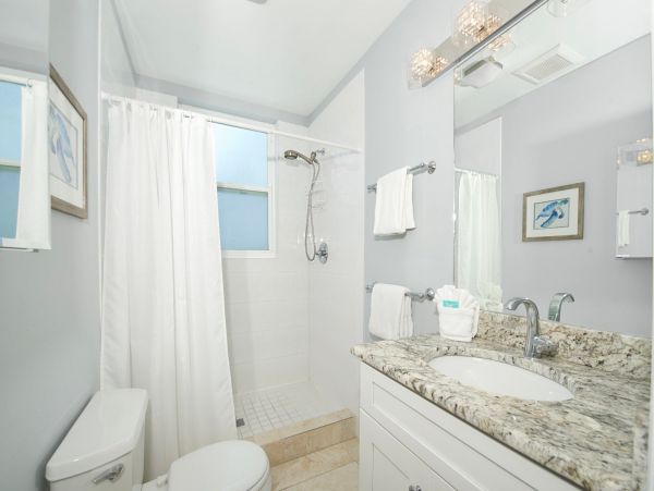 Fort Myers Vacation Home Eight Guests - Walk to Beach