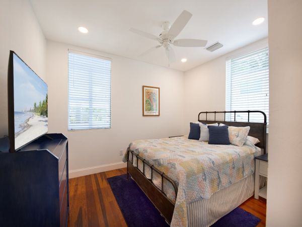 Fort Myers Vacation Home Eight Guests - Walk to Beach