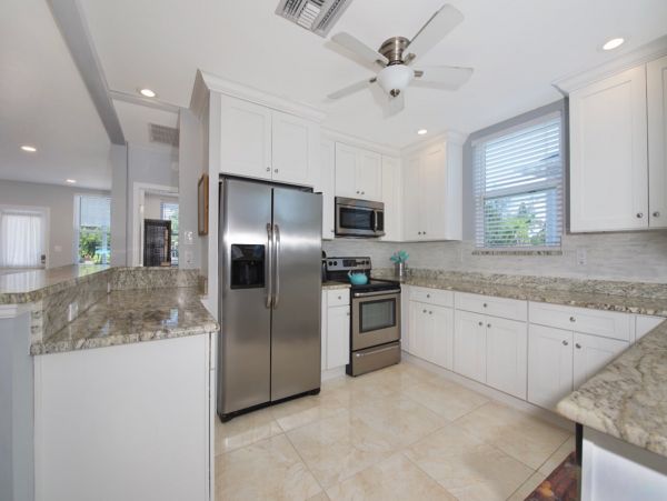 Fort Myers Vacation Home Eight Guests - Walk to Beach