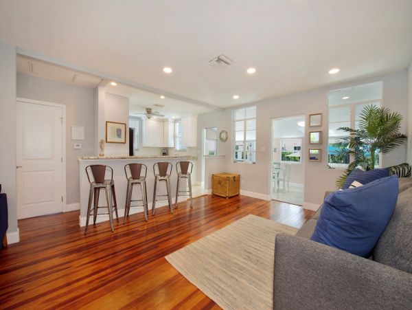 Fort Myers Vacation Home Eight Guests - Walk to Beach