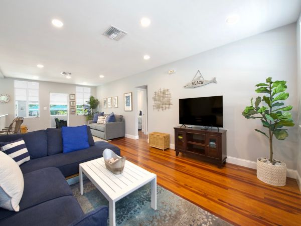 Fort Myers Vacation Home Eight Guests - Walk to Beach