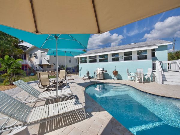 Fort Myers Vacation Home Eight Guests - Walk to Beach