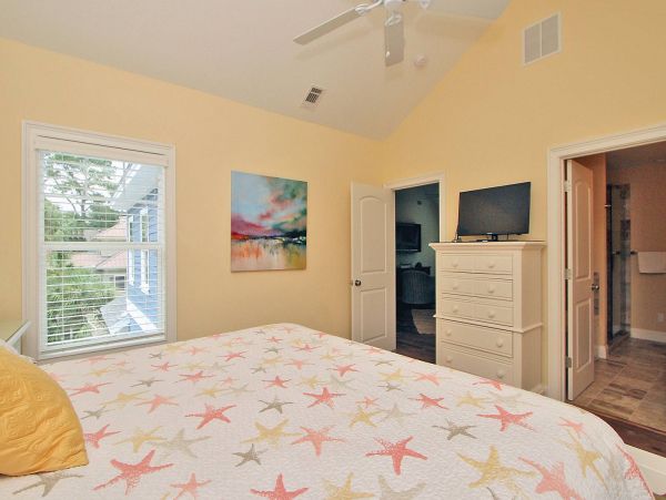 Six Bedroom Walk to Beach Vacation Home in Hilton Head