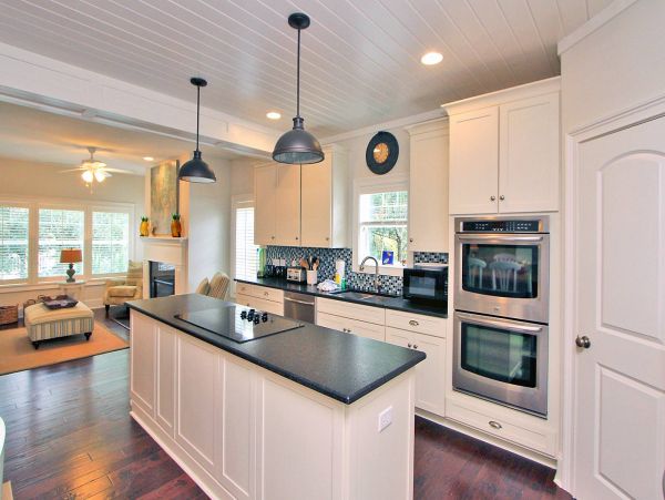 Six Bedroom Walk to Beach Vacation Home in Hilton Head