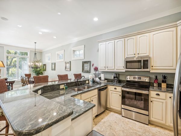Hilton Head Luxury Vacation Home  Singleton Beach 7-Bedroom Villa with Private Pool