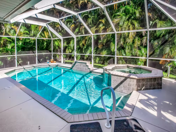 Naples Home Close to Beach Private Pool/Spa & Fast WIFI