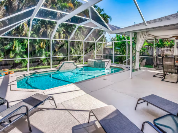 Naples Home Close to Beach Private Pool/Spa & Fast WIFI